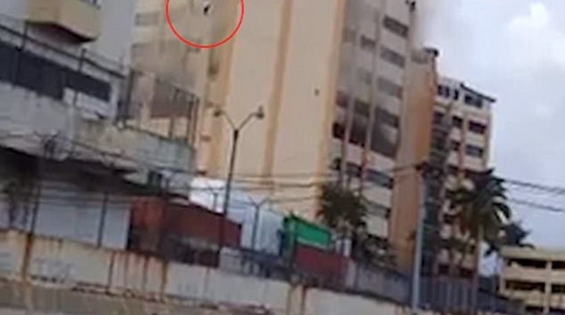 Βίντεο-σοκ: Πήδηξε από τον ένατο όροφο φλεγόμενου κτηρίου για να σωθεί